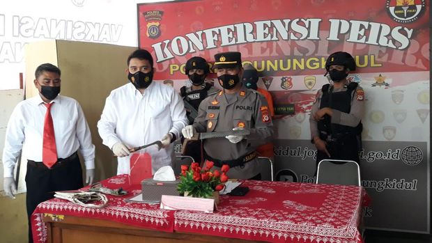 Polisi jumpa pers kasus pencurian kayu di hutan negara, Paliyan, Gunungkidul, Kamis (17/3/2022).