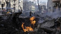 Sejumlah bangunan rusak dan terbakar dalam serangan roket Rusia di Kharkiv pada Senin (14/3/2022). (AP Photo/Pavel Dorogoy).