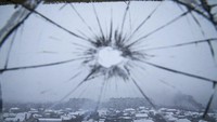 Jejak penembakan juga terlihat di rumah sakit di Mariupol. Tampak kaca rumah sakit yang berlubang akibat terjangan peluru. (AP Photo/Evgeniy Maloletka).