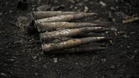 Peluru kaliber besar tercecer di lokasi bekas penyerangan di Kyiv.