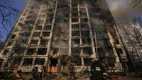 Sebuah apartemen hancur setelah Rusia melakukan serangan di wilayah Kyiv pada Selasa (15/3/2022). (AP/Vadim Ghirda).