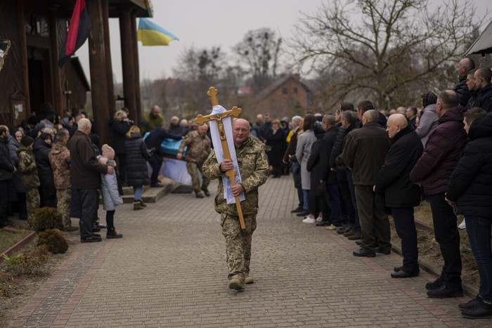 Potret Pemakaman Prajurit Ukraina yang Gugur Membela Tanah Air Funeral procession of Ukrainian military servicemen Roman Rak and Mykola Mykytiuk in Starychi, western Ukraine, Wednesday, March 16, 2022. Rak and Mykytiu were killed during Sunday's Russian missile strike on a military training base in Yavoriv. (AP Photo/Bernat Armangue)