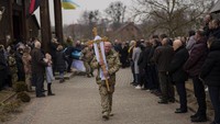 Warga yang kebanyakan lansia melihat proses pemakaman 2 prajurit yang gugur, Roman Rak dan Mykola Mykytiuk di Starychi, Ukraina bagian barat, Rabu (16/3/2022). Keduanya gugur akibat serangan misil Rusia di pangkalan militer Yavoriv.