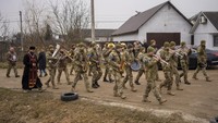 Regu musik militer mengiringi prosesi pemakaman prajurit Ukraina Roman Rak dan Mykola Mykytiuk.