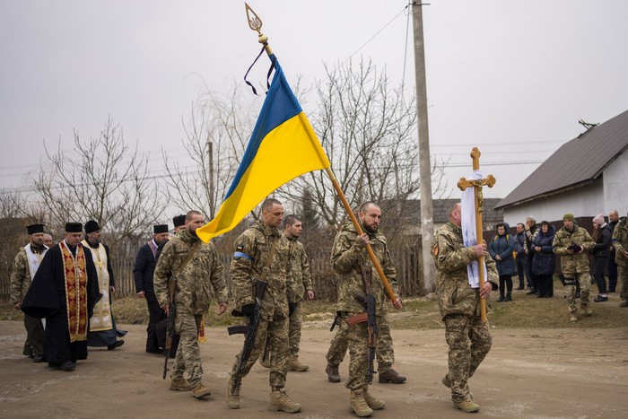 Potret Pemakaman Prajurit Ukraina yang Gugur Membela Tanah Air Funeral procession of Ukrainian military servicemen Roman Rak and Mykola Mykytiuk in Starychi, western Ukraine, Wednesday, March 16, 2022. Rak and Mykytiu were killed during Sunday's Russian missile strike on a military training base in Yavoriv. (AP Photo/Bernat Armangue)