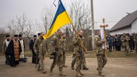 Bendera nasional Ukraina dibawa saat pemakaman prajurit Roman Rak dan Mykola Mykytiuk.