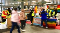 Ada juga stand yang dioperasikan oleh perusahaan kereta api Jerman Deutsche Bahn yang membagikan tiket kereta api gratis bagi mereka yang ingin melanjutkan perjalanan ke tujuan lain. Lebih dari 100.000 tiket telah diterbitkan sejauh ini. (AP/Markus Schreiber)