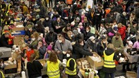 Pengungsi Ukraina mengantre untuk makanan di area selamat datang setelah mereka tiba di stasiun kereta utama di Berlin, Jerman, 8 Maret 2022. AP/Michael Sohn