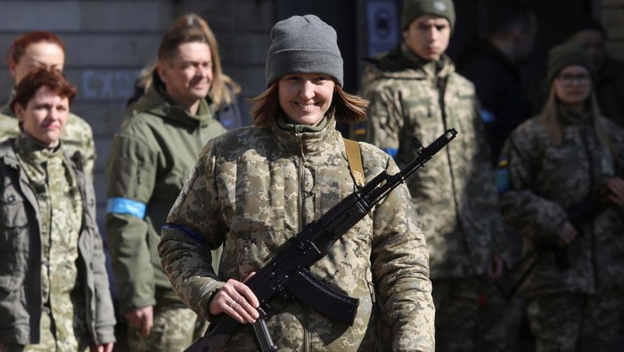 Potret Tentara-tentara Cantik di Militer Ukraina Members of the Ukrainian Territorial Defense Forces take an oath to defend the country, as Russia's invasion of Ukraine continues, in Kyiv, Ukraine March 14, 2022. REUTERS/Mykola Tymchenko