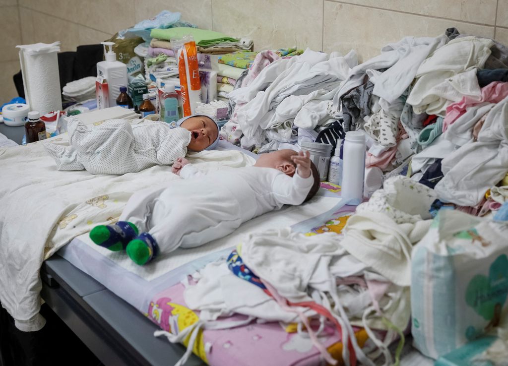 Puluhan bayi telantar di ruang bawah tanah Kyiv, Ukraina. (REUTERS/GLEB GARANICH)