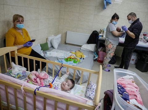 Puluhan bayi telantar di ruang bawah tanah Kyiv, Ukraina. (REUTERS/GLEB GARANICH)