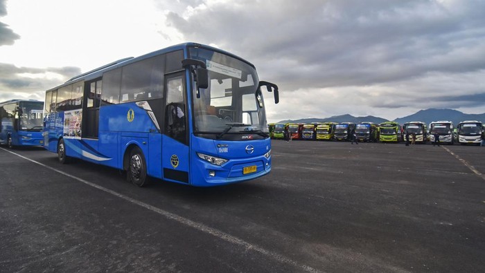 Kepala Dinas Perhubungan Provinsi NTB Lalu Moh Faozal (kiri) meninjau sejumlah bus angkutan khusus untuk penonton MotoGP Mandalika saat acara gelar Kesiapan Moda Transportasi MotoGP 2022 di Eks Bandara Selaparang , Mataram, NTB, Kamis (17/3/2022). Dinas Perhubungan (Dishub) Provinsi NTB menyiapkan sebanyak 278 bus khusus gratis bagi penonton MotoGP Mandalika yang telah memiliki tiket dengan lima rute layanan menuju Sirkuit Mandalika yakni Bizam - Mandalika, Gili Mas Lembar - Mandalika, Bangsal - Mandalika, Eks Bandara Selaparang - Mandalika dan Kayangan - Mandalika. ANTARA FOTO/Ahmad Subaidi/foc.