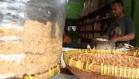 Pedagang bernama Asep ini mengaku menggunakan minyak goreng curah untuk menggoreng gorengan tempe yang dijual. Ia mendapatkan minyak curah Rp 19.000 per kilogram dari agen minyak goreng yang ada di Kota Bandung.