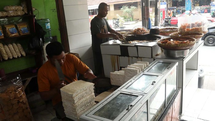 Resah Pedagang Gorengan saat Harga Minyak Meroket Harga minyak goreng yang meroket membuat resah para pedagang. Salah satunya adalah pedagang gerengan tempe di Jalan Leuwipanjang, Kota Bandung.