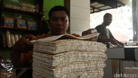 Sebelum minyak goreng naik, harga kedelai sempat naik. Hal itu membuat Asep harus menaikan harga gorengan tempe yang dijualnya.