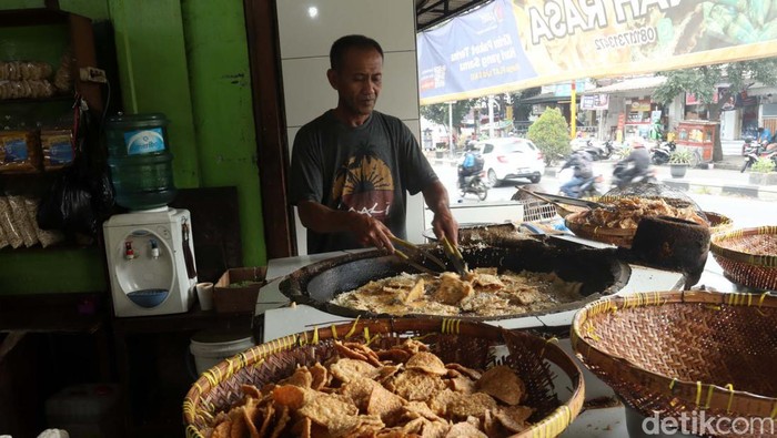 Resah Pedagang Gorengan saat Harga Minyak Meroket Harga minyak goreng yang meroket membuat resah para pedagang. Salah satunya adalah pedagang gerengan tempe di Jalan Leuwipanjang, Kota Bandung.