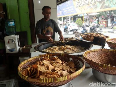Pedagang Gorengan Menjerit Saat Harga Minyak Naik