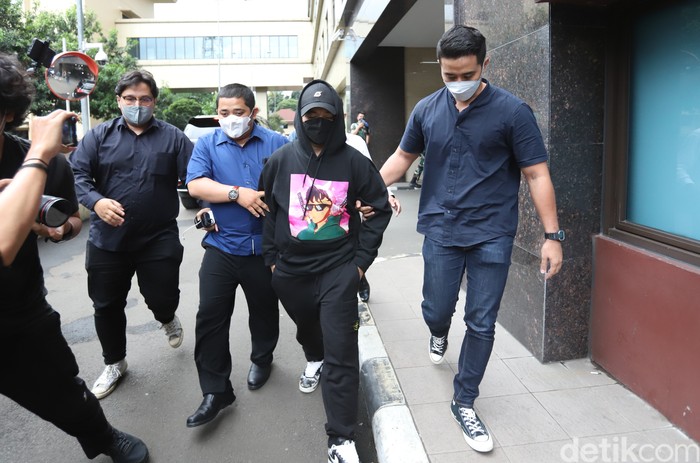 Youtuber Reza Arap memenuhi panggilan sebagai saksi terkait kasus trading Quotex tersangka Doni Salmanan di Bareskrim Mabes Polri, Jakarta, Kamis, (17/3).