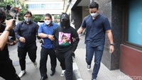 Reza Arap menjalani pemeriksaan sejak pukul 11.00 WIB. (Foto: Palevi/detikcom) 