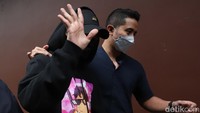Like 25 question, 25 pertanyaan. (Mengenai) semuanya, semuanya. I dont answer the question. Thank you ya, semuanya, kata Reza Arap setelah keluar dari ruang pemeriksaan. (Foto: Palevi/detikcom) 