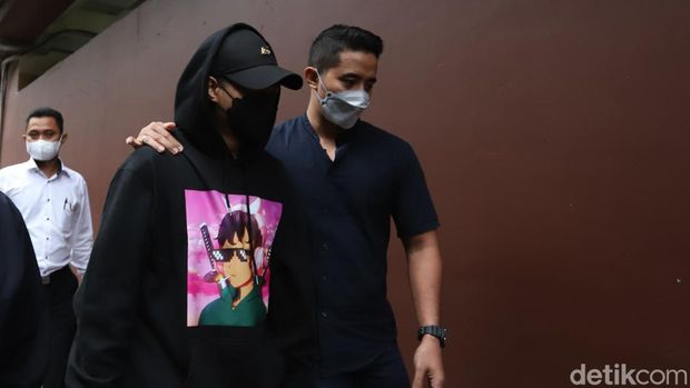Youtuber Reza Arap memenuhi panggilan sebagai saksi terkait kasus trading Quotex tersangka Doni Salmanan di Bareskrim Mabes Polri, Jakarta, Kamis, (17/3).