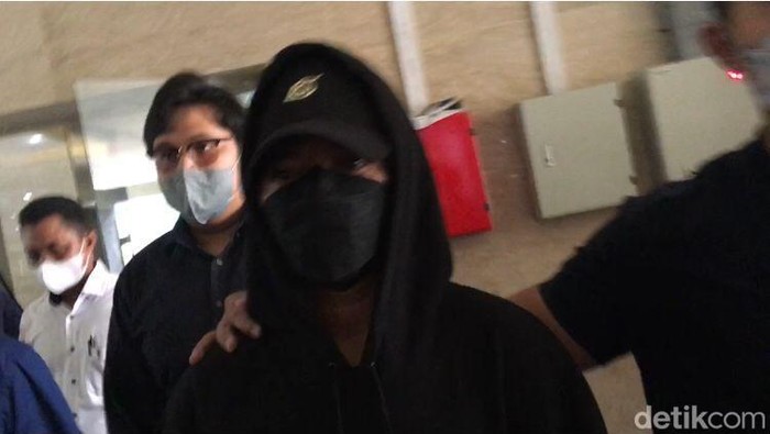 Reza Arap penuhi panggilan Bareskrim Polri.