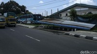 Tepat di halte rusak tersebut terdapat serpihan kaca. Diduga merupakan penyebab rusaknya halte yaitu tertabrak oleh kendaraan.