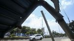 Beneran Gaess....Posisi Halte Bus di Tambun Ini Tiarap