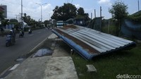 Tingkat kerusakan halte yang berada tepat di pinggir jalur Pantura ini cukup parah. Selain tak dapat berfungsi, kondisi halte juga merusak pemandangan.