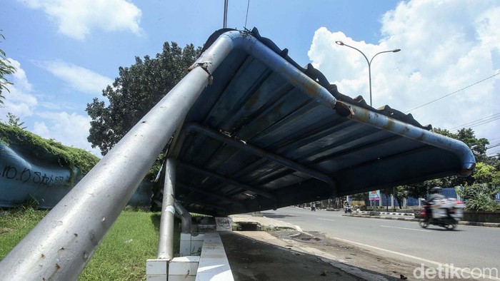 Halte bus di Jalan Diponegoro, Tambun, Kabupaten Bekasi, rusak. Diduga penyebab rusaknya halte yaitu tertabrak oleh kendaraan.