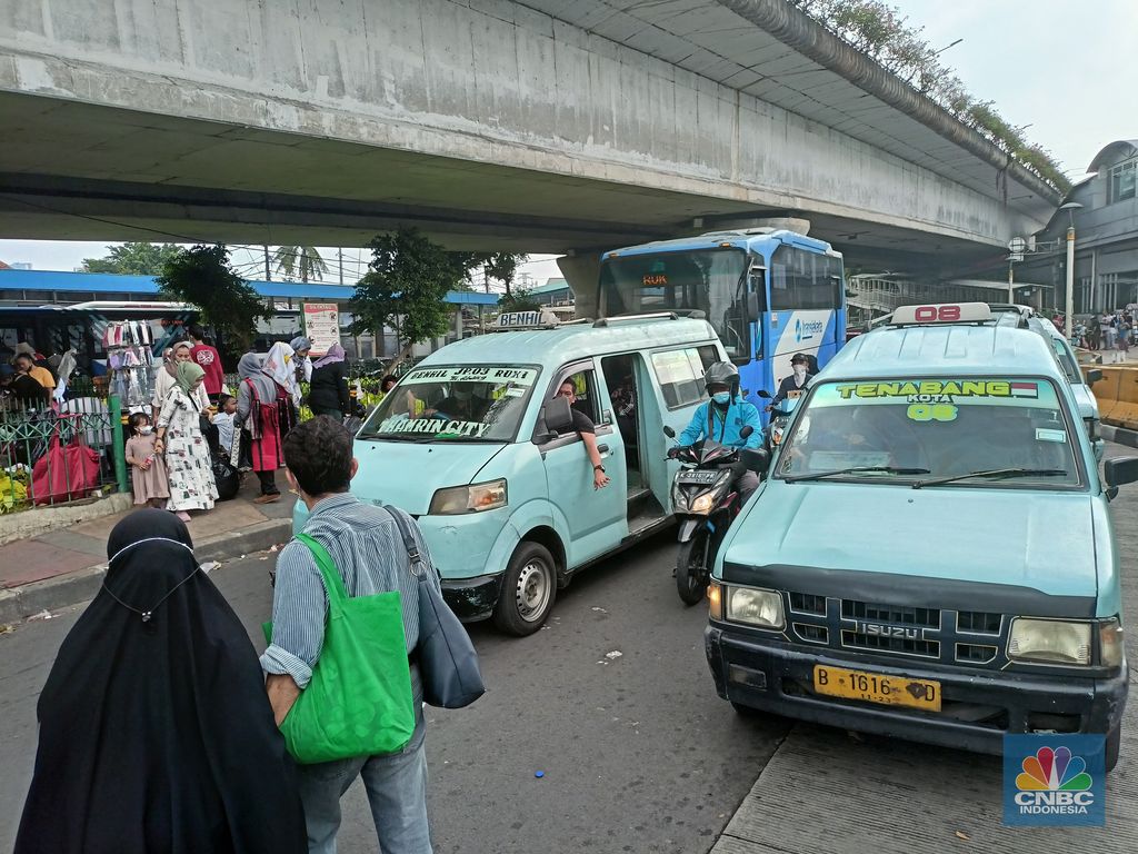 Sauasana kepadatan Pasar Tanah Abang, Jakarta, Kamis (17/3/2022). (CNBC Indonesia/Ferry Sandi)