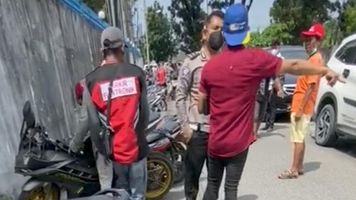 Screenshot video viral ribut oknum polisi dengan petugas parkir di Medan (dok. Istimewa)