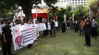 Seorang demostran berorasi.