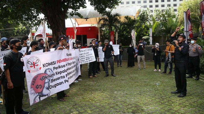 Sejumlah warga Banten berdemo di gedung KPK Jakarta. Mereka membawa sejumlah poster.