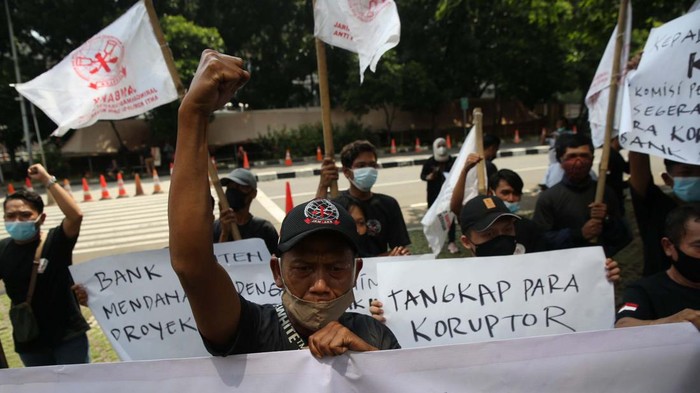Sejumlah warga Banten berdemo di gedung KPK Jakarta. Mereka membawa sejumlah poster.