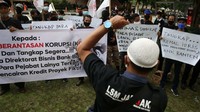 Aksi ini dilakukan oleh uluhan warga Banten yang tergabung dalam Jaringan Masyarakat Banten Anti Korupsi dan Kekerasan (Jambak).