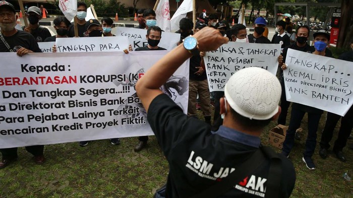 Sejumlah warga Banten berdemo di gedung KPK Jakarta. Mereka membawa sejumlah poster.