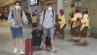Selain Marquez, pembalap Suzuki Ecstar Alex Rins (kiri) juga sudah tiba di Bandara Internasional Lombok (BIL) di Praya, Lombok Tengah, NTB, Rabu (16/3) kemarin. Diketahui, seluruh pembalap dari 12 tim MotoGP sudah tiba di Lombok untuk mengikuti balapan MotoGP seri kedua 2022 yang akan berlangsung pada 18-20 Maret 2022 di Pertamina Mandalika International Street Circuit.