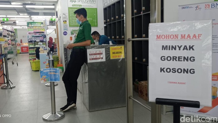 Stok minyak goreng kemasan di minimarket masih kosong