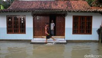 Sedikitnya 2.924 unit rumah terendam banjir dengan tinggi muka air antara 80-100 sentimeter.
