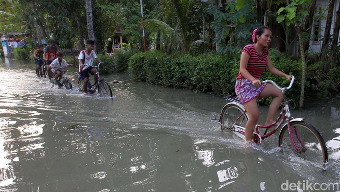 Sudah 3 Hari Purworejo Direndam Banjir, Begini Kondisinya Banjir akibat luapan 5 sungai di Kabupaten Purworejo, Jawa Tengah, belum juga surut. Banjir ini terjadi sejak Selasa (15/3) lalu.