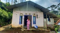 Neneng mengatakan gempa bumi dengan berkekuatan 5.5 magnitudo tersebut terjadi pada pukul 10.00 WIB kemarin. Bahkan kata dia, gempa bumi tersebut berlangsung cukup lama.