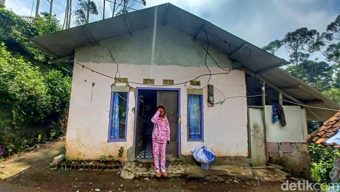 Terdampak Gempa Sukabumi, Rumah Warga di Kabupaten Bandung Rusak Gempa yang mengguncang Sukabumi berdampak hingga Kabupaten Bandung. Tembok rumah warga di kawasan Pangalengan ini pun retak dan rusak hingga ditutup terpal.
