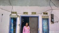 Pada saat gempa terjadi, Neneng menjelaskan pihaknya bersama anak-anaknya langsung berlarian ke depan rumah. Kata dia, tak lama langsung sebagian bangunan rumah miliknya roboh. Dia mengungkapkan yang mengalami kerusakan dalam kejadian gempa tersebut adalah bagian dapur dan kamar.