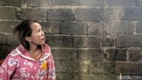 Namun, mengenai tembok yang masih dalam kondisi retak belum ada perbaikan. Neneng pun berharap pemerintah bisa turut membantu dalam memperbaiki rumahnya yang rusak.