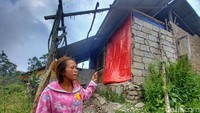Gempa yang mengguncang kawasan Sukabumi beberapa waktu lalu berdampak hingga ke rumah Neneng Rusmini (43) yang berada di Kp. Legok Kondang RT 04 RW 09 Desa/ Kecamatan Pangalengan, Kabupaten Bandung. Terlihat tembok rumah bagian kamar ambruk hingga ditutup terpal.
