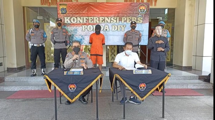 Tersangka MR menjual temannya untuk dijadikan PSK.