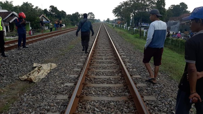 tewas tertabrak kereta api