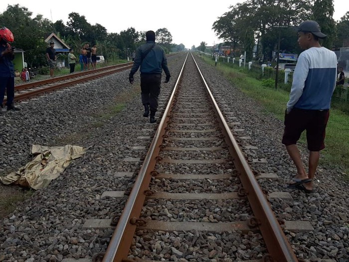 tewas tertabrak kereta api