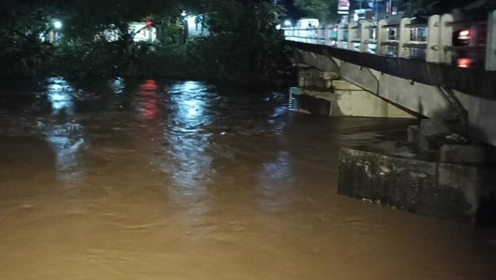 Tinggi muka air Sungai Dengkeng setelah berangsur surut pada Rabu (16/3) malam.